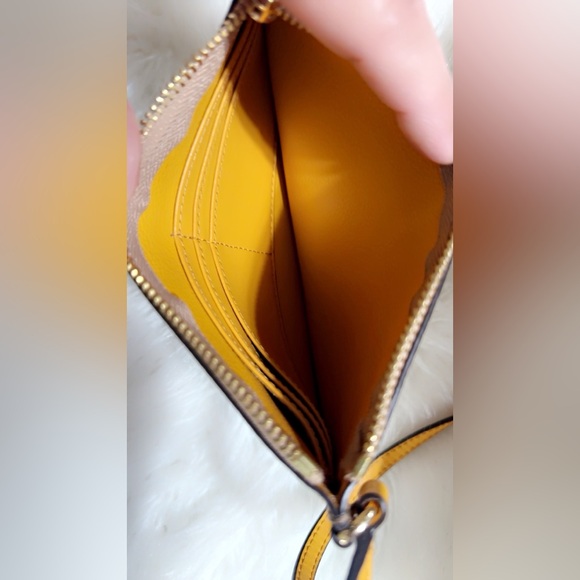 Michael Kors Tan Shoulder Bag with Sleek Design - Picture 9 of 15